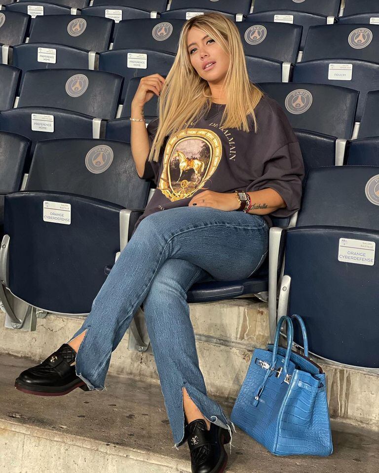 Wanda Nara en el estadio del PSG con una infaltable Birkin turquesa
