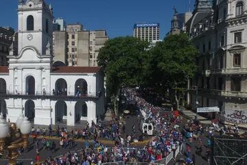 Miles de personas hacen cola para entrar a la Casa Rosada y despedir a Diego Maradona