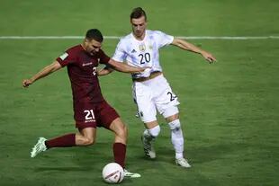 Giovani Lo Celso tuvo un buen rendimiento contra los venezolanos; el mediocampista de Tottenham Hotspur es uno de los cuatro jugadores en riesgo ante las autoridades de Brasil.