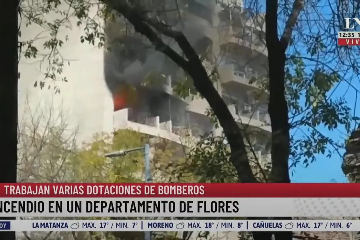 Se incendió un edificio en Flores: siete personas fueron hospitalizadas,  entre ellos tres menores - LA NACION
