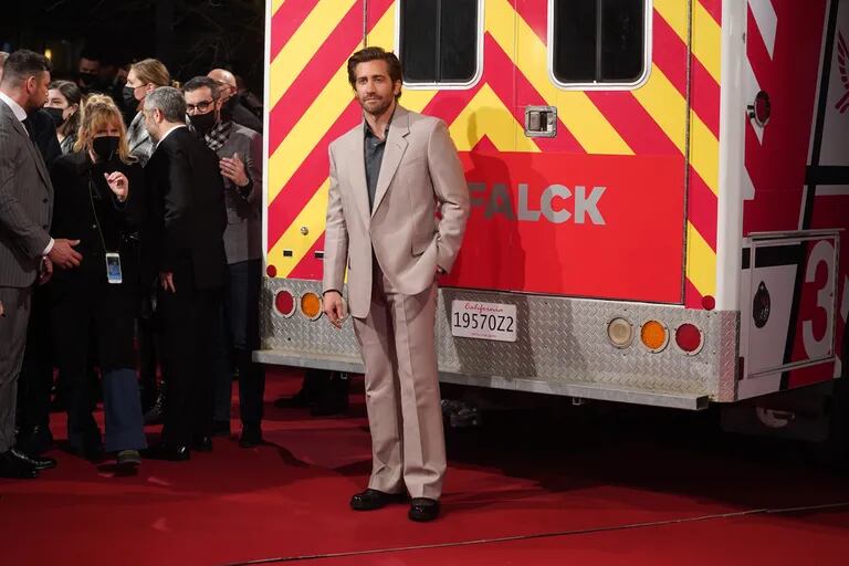 ¿Un paramédico? No, Gyllenhaal posó con una ambulancia durante la avant premier de Ambulance en Berlín