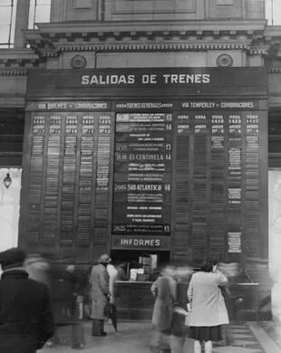 El viejo indicador del hall de la estación Constitución que anunciaba los primeros viajes del expreso El Marplatense