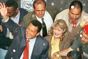 En esta imagen se puede ver a Alejandro Andrade justo detrás de Hugo Chávez durante la campaña presidencial de 1998