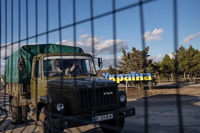 Un vehículo militar en el cruce entre la "República Popular de Lugansk" y Stanytsia Luhanska