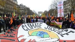 Los manifestantes salieron a las calles para presionar a los delegados ambientales de los países en la Cumbre del Clima