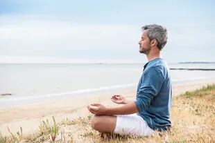 La meditación puede reducir dolencias, bajar la presión arterial, mejorar el sueño y la actividad del sistema inmunológico, bajar las ondas de frecuencia cerebral y mejorar síntomas de depresión