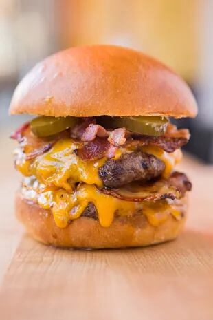 Equilibrio: Máximo Togni cree que una hamburguesa debe tener carne de calidad y un 30% de grasa. Purista, prefiere solo carne. Nada de especias ni ingredientes para ligar.