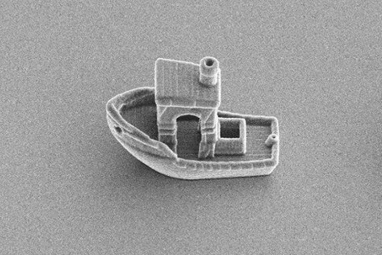 La diminuta embarcación tiene un tamaño de 30 micrones y fue creada con una impresora 3D láser de precisión