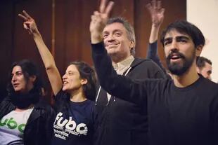 Lucía Cámpora, nueva secretaria general de La Cámpora, a la derecha de Máximo Kirchner, en un acto de la Federación Universitaria de Buenos Aires (FUBA)