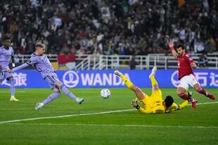 Con un amago, Federico Valverde dejó desparramados al arquero y a un defensor y anotó el segundo gol de Real Madrid en la semifinal del Mundial de Clubes.