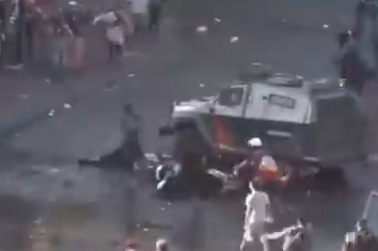 Video: un tanque de Carabineros aplastó a un joven durante una protesta en Chile