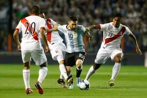 Cómo juega Messi en medio del dólar, la inflación y la pobreza: Perú y Argentina, en el espejo