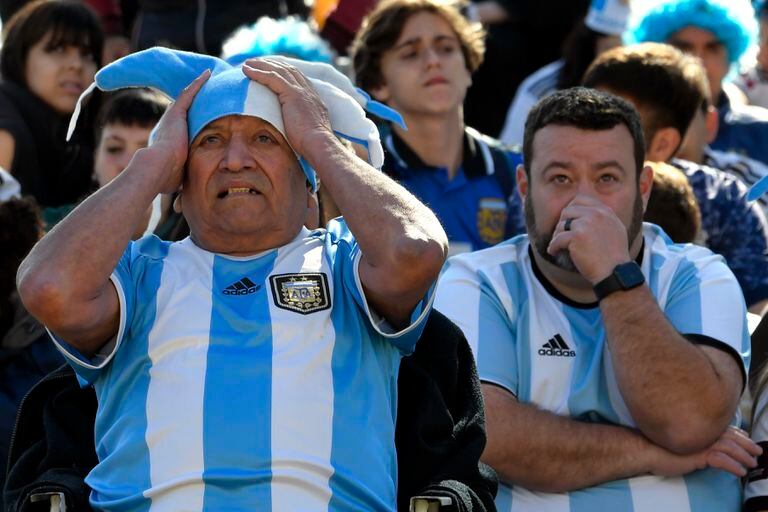 Hinchas argentinos miran en una pantalla gigante en Buenos Aires el partido que la selección de su país perdió ante Arabia Saudí en el Mundial de Qatar, el martes 22 de noviembre de 2022 (AP Foto/Gustavo Garello)