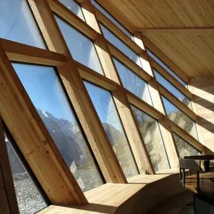 Esta casa solar bioclimática hecha de madera, vidrio y hormigón es una solución a las emisiones de CO2.
