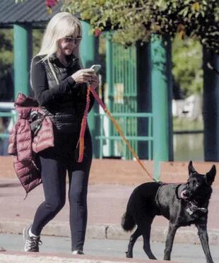 Graciela Alfano pasea por las calles porteñas junto a Benicio, el perro que rescató en Mar del Plata