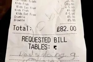 Llevó a su hijo a cenar a un restaurante y dejó un mensaje desagradable en el ticket