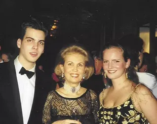 En el centro, la princesa Gabriela Sayn-Wittgenstein-Sayn y a la derecha, Filippa, su cuarta hija (Crédito: Fundación El ángel de Filippa)