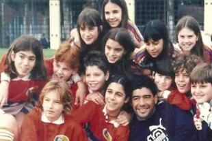 El elenco de Cebollitas junto a Diego Maradona