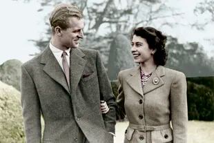 1947. La joven princesa Isabel y el príncipe Felipe, duque de Edimburgo, disfrutan de un paseo durante su luna de miel en Broadlands, Romsey, Hampshire. 