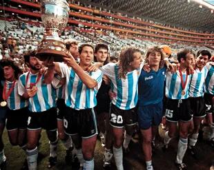 Levantando el trofeo de campeón de la Copa América de 1993, en Ecuador, el último título que obtuvo la selección mayor