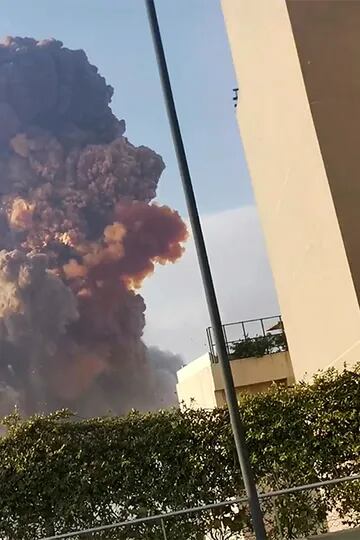 Una enorme columna de humo se produjo tras la explosión