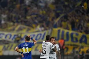 Oscar Romero, de Boca, se lamenta mientras Paulinho y Maycon festejan la victoria de Corinthians