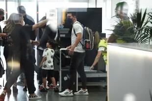 Lionel Messi con su familia, en el aeropuerto de El Prat, antes de partir rumbo a París