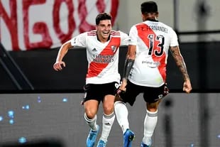 Festejan Álvarez y Fernández, socios en el segundo gol de River