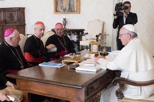 El cardenal Poli, entre otros, el año pasado, con el Papa en el Vaticano