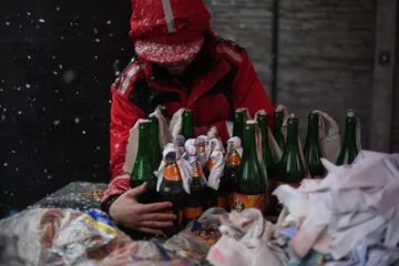 Un voluntario demuestra cómo se prepara un cóctel Molotov en una fábrica de cerveza de Kiev, el 27 de febrero de 2022.