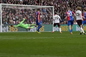 Golazos de De Bruyne y besos de Guardiola para un City que le pone presión a Liverpool y a Arsenal