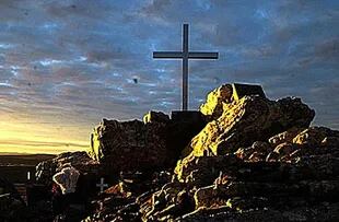 En la cima del monte Longdon, donde se libró una de las más cruentas batallas de la guerra, una cruz recuerda a los caídos 