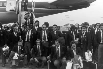Los Pumas 1976: la vuelta de la gira por Gales, y Carlos Contepomi, Veco Villegas y Emilio Perasso (en el centro), felices en Ezeiza; atrás, el Chapa Branca
