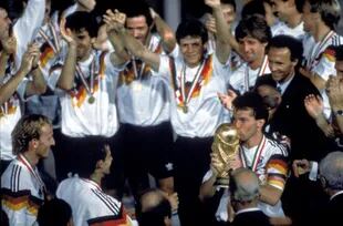 El momento cumbre: como capitán de Alemania, Lothar Matthäus recibe la Copa del Mundo en Italia 1990, tras la victoria por 1-0 sobre la Argentina en una final que no tuvo a Claudio Caniggia, por acumulación de amonestaciones.