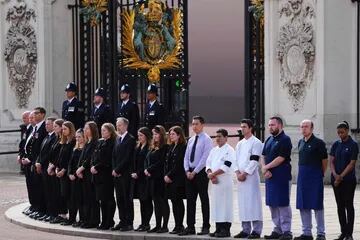 El personal de la casa del Palacio de Buckingham presenta sus respetos durante el funeral de estado de la reina Isabel II