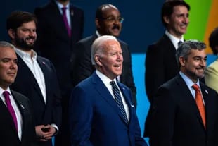 Joe Biden (centro), al cierre de la Cumbre de las Américas, aquí junto a Iván Duque, Gabriel Boric y Mario Abdo Benitez
