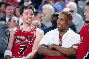 Toni Kukoc y Dennis Rodman, descansan en el banco de suplentes durante un partido de los Chicago Bulls