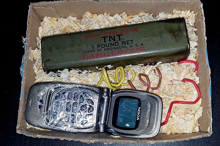 La foto de la bomba tal como que aparece en el celular del espía Leandro Araque, cuatro días antes de que la colocaran frente al exdomicilio de Vila