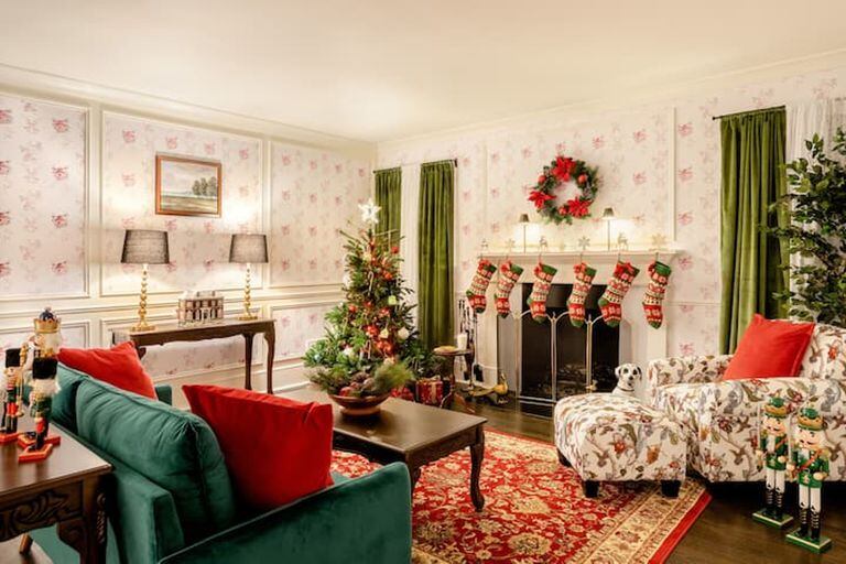 La casa donde se filmó Mi Pobre Angelito está perfectamente decorada con temática navideña