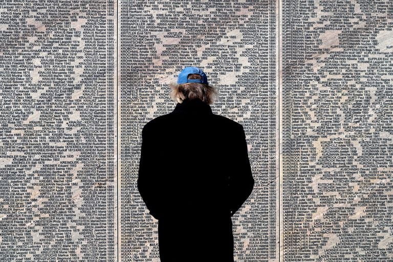 Un hombre se para frente al Monumento al Muro del Nombre de la Shoah en Viena, después de que se abrió al público el 10 de noviembre de 2021. Los nombres de 64,440 judíos austriacos asesinados durante la época nazi están inscritos en 160 elementos de piedra