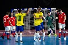 Un increíble gol en contra y otro de arco a arco en el futsal para Brasil