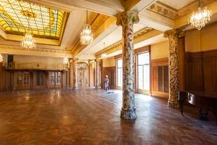 El salón de fiestas del primer piso recuperó luminarias, vitrales, pisos, ornamentos y revestimientos originales