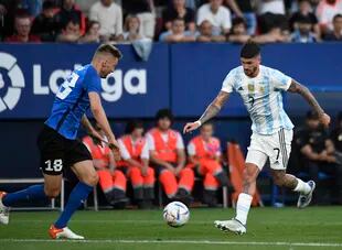 Rodrigo De Paul jugando ante Estonia, en el último amistoso de la selección Argentina