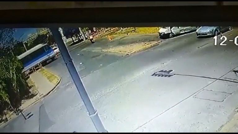 El impactante video del motociclista que cruzó la barrera baja y se encontró el tren de frente