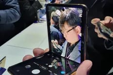 Galaxy Z Flip: Samsung presentó su teléfono con tapita y pantalla plegable