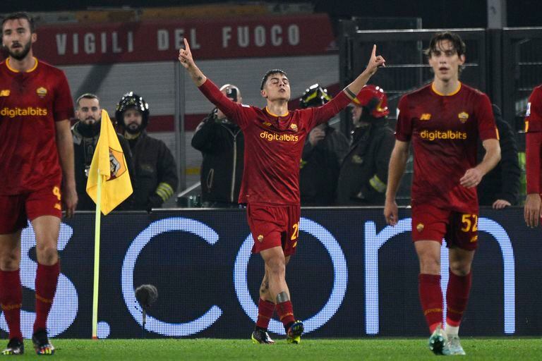 Paulo Dybala de la Roma celebra después de anotar un gol durante el partido de fútbol de la Serie A italiana entre AS Roma y Fiorentina