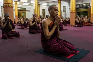 Monjes orando en el monasterio Bengala en Rangún, Birmania