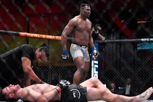 Ngannou: el devastador KO del gigante camerunés que conmueve a la UFC
