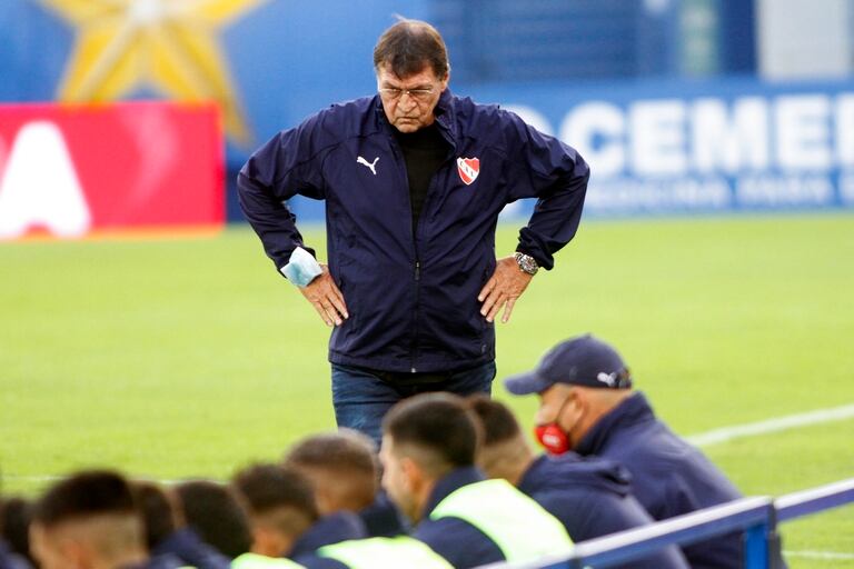 Julio César Falcioni, entrenador de Independiente; su equipo encontró detuvo en Liniers la marcha victoriosa.