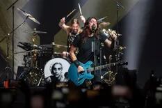 Dave Grohl, líder de Foo Fighters, se volvió a caer del escenario en pleno show